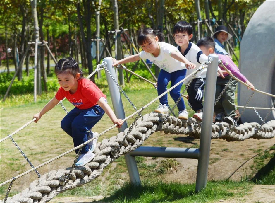 孩子们在上海公园进行户外活动